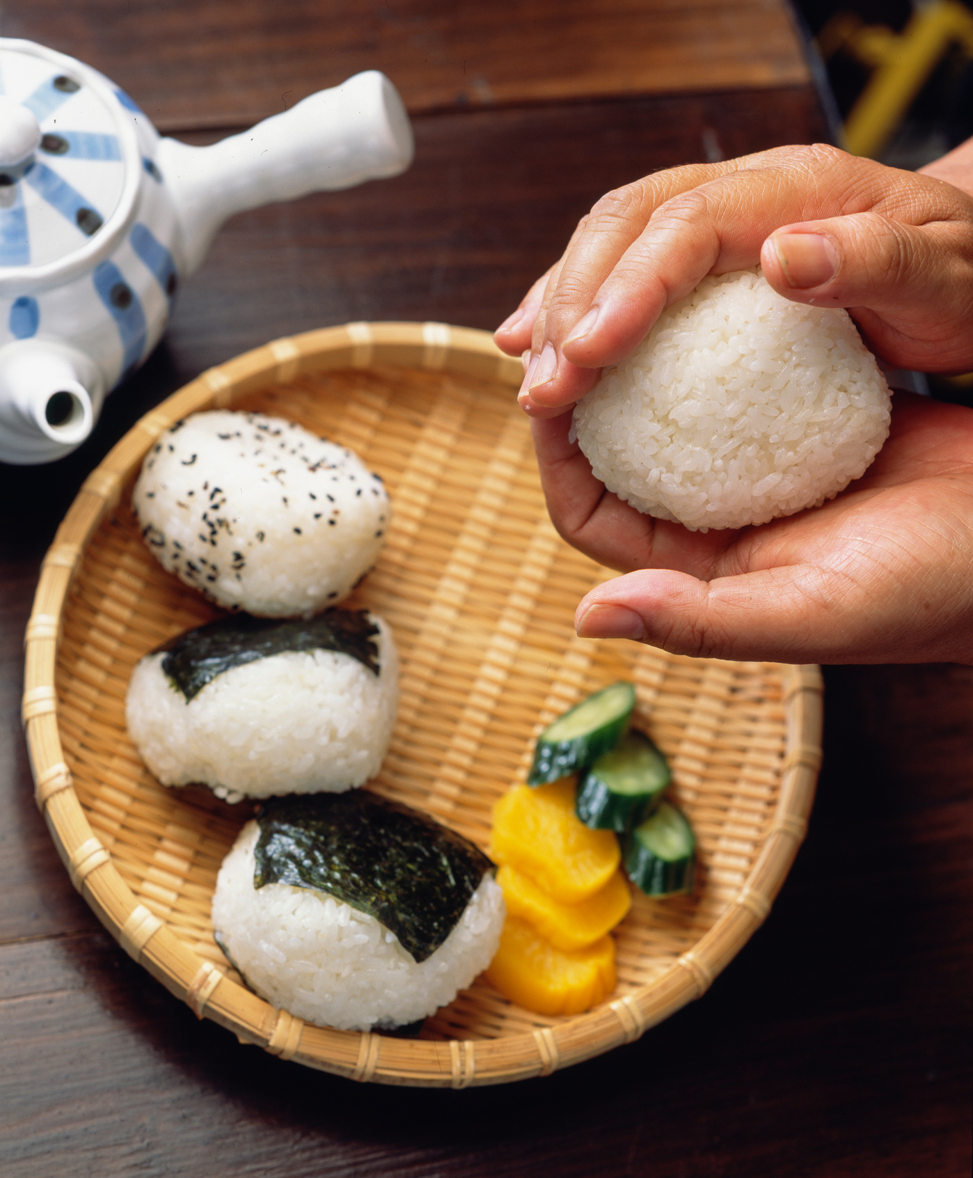 Hold onigiri